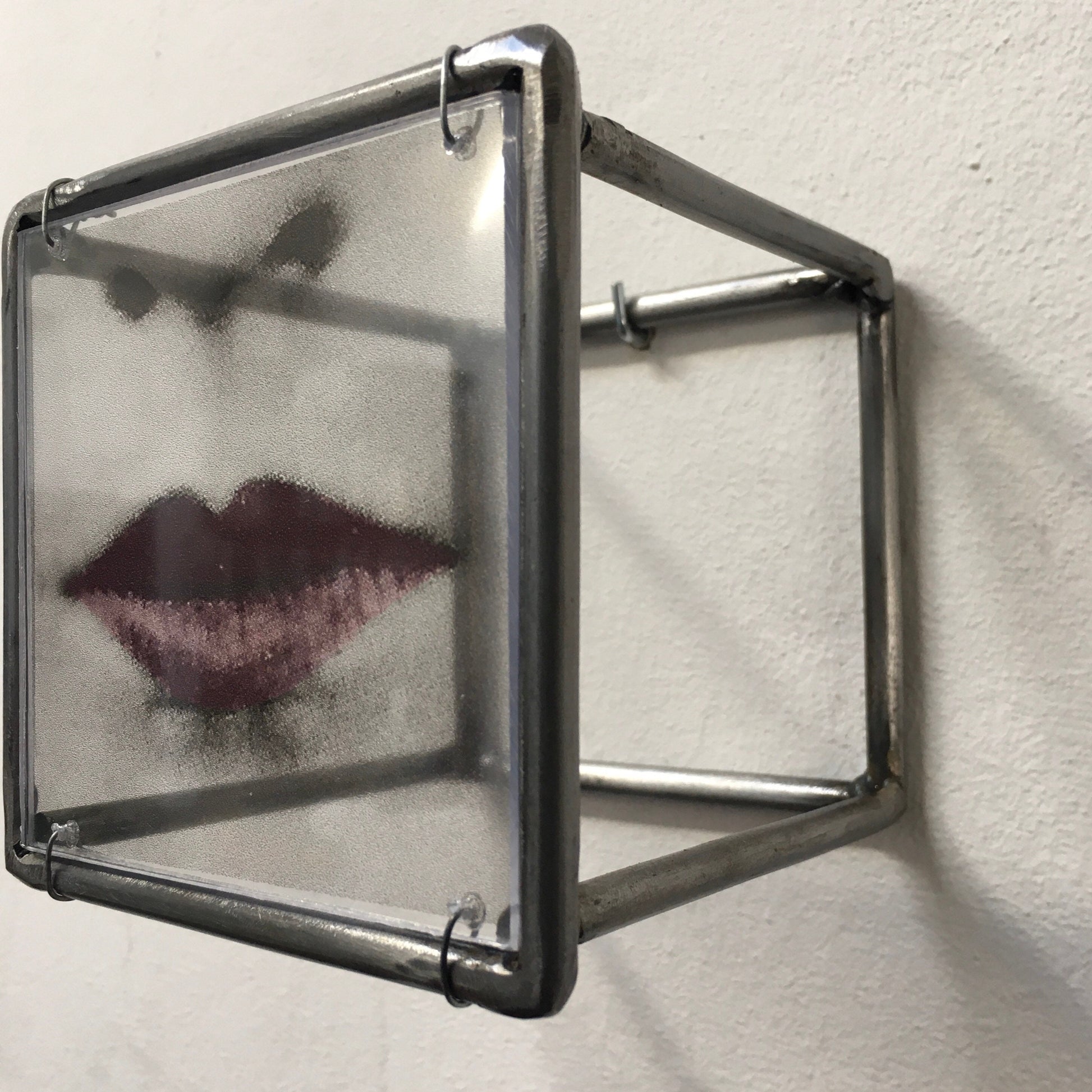 Pop art style, red lips. Aesthetic, metal wall decor, small sculpture. Home warming gift. Mother day gift - artandshadow